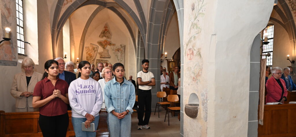 Kirche, die zusammenkommt: Zahlreiche Gläubige feierten den Abschiedsgottesdienst für Pfarrer Patrick Mwanguhya in der Alten Kirche mit. Nach fünf Jahren in Mechernich wechselt der 40-jährige Ugander zum 1. September ins Bistum Regensburg. Foto: Sabine Roggendorf/pp/Agentur ProfiPress