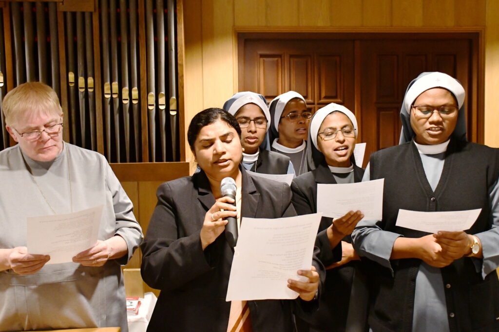 Schwestern der Communio gestalteten die Abschiedsfeier musikalisch und gaben Father Patrick Segenswünsche für seinen neuen Weg mit, von links Sr. Lidwina, Shelly, Lia Thom, Little Flower, Christy und Nimisha. Foto: Sabine Roggendorf/pp/Agentur ProfiPress
