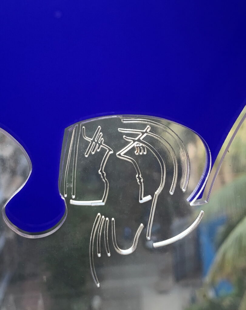 Kleine transparente Acryl-Engel wurden als Erinnerungsstücke zum Jubiläum der Missionsfranziskaner angefertigt. Auch in ihnen begegnen sich die beiden Engelsgesichter, zwischen denen sich die Kelchform abzeichnet. Foto: privat/pp/Agentur ProfiPress