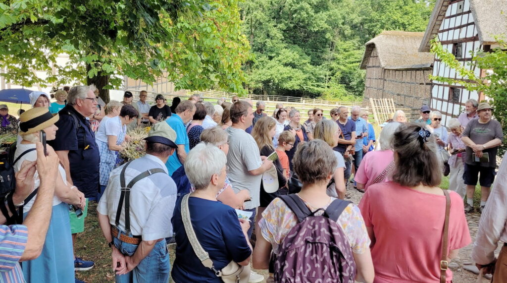 Bei der traditionellen Kräutersegnung an Mariä Himmelfahrt herrscht an jedem 15. August erheblicher Publikumsandrang vor dem Schützendorfer St. Michaels-Fachwerk-Kapellchen in der Museumsbaugruppe Eifel/Köln-Bonner Bucht. Foto: Sabine Roggendorf/pp/Agentur ProfiPress