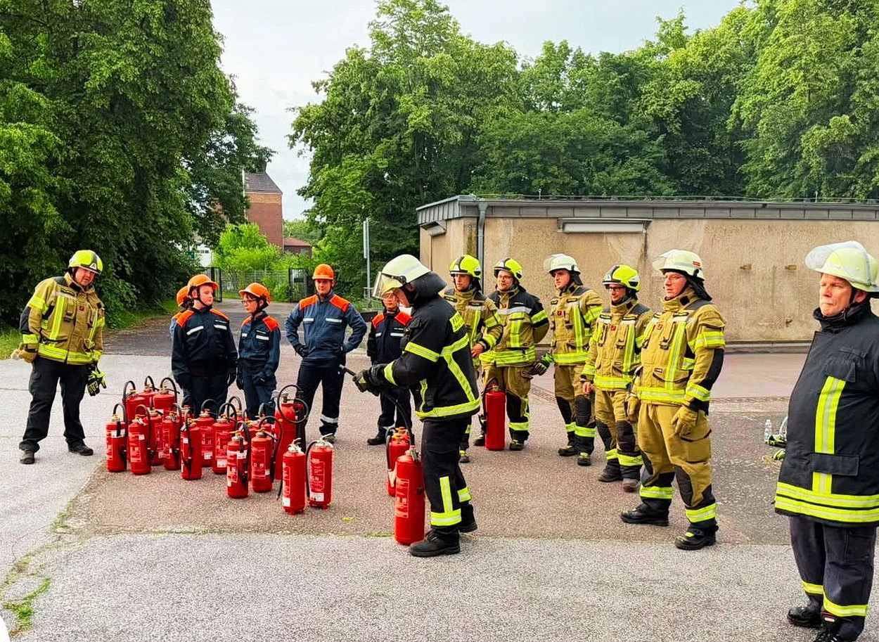 Vor dem praktischen Teil erläuterten die Ausbilder den sicheren Umgang mit Feuerlöschern sowie die unterschiedlichen Löschmittel und ihre Einsatzmöglichkeiten. Auch die Jugendfeuerwehr war in die Ausbildung eingebunden. Foto: Benjamin Wiesen/LG Weiler/pp/Agentur ProfiPress