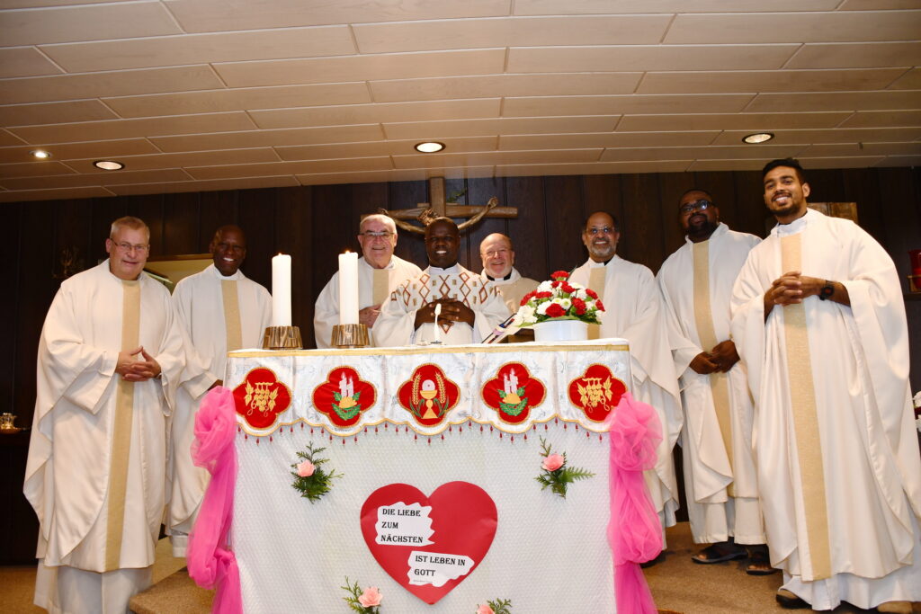 International besetzt war die Konzelebration zum Abschied von Father Patrick: Priester aus mehreren Ländern feierten gemeinsam mit ihm die Eucharistie, von links der Salesianer Pater Günther Wendel, der aus Haiti stammende Scalabriner Pater Elex Normil aus Mönchengladbach, Communio-Spiritual Pater Rudolf Ammann IScH, Father Patrick, Diakon Manni Lang, Pfarrer Dr. Shaji Thomas Manikulam, Pfarrer Bedemore Okwudili Ezeagu aus Nigeria und Pfarrer Subin, der für ein Jahr aus Trivandrum/Kerala zur Communio delegiert ist. Foto: Sabine Roggendorf/pp/Agentur ProfiPress