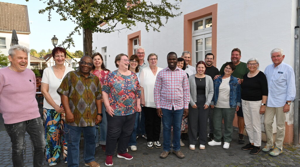 Aus Mitpilgern wurden Freunde: Noch einmal versammelten sich Teilnehmer der Romwallfahrt 2025 um Pfarrer Patrick Mwanguhya vor dem Restaurant „Stollen“ in Kommern. Die gemeinsamen Tage im Heiligen Jahr – mit Gottesdiensten unter anderem in Santa Maria dell’Anima und im Petersdom – hatten die Gruppe eng zusammengeschweißt. Foto: Manfred Lang/pp/Agentur ProfiPress