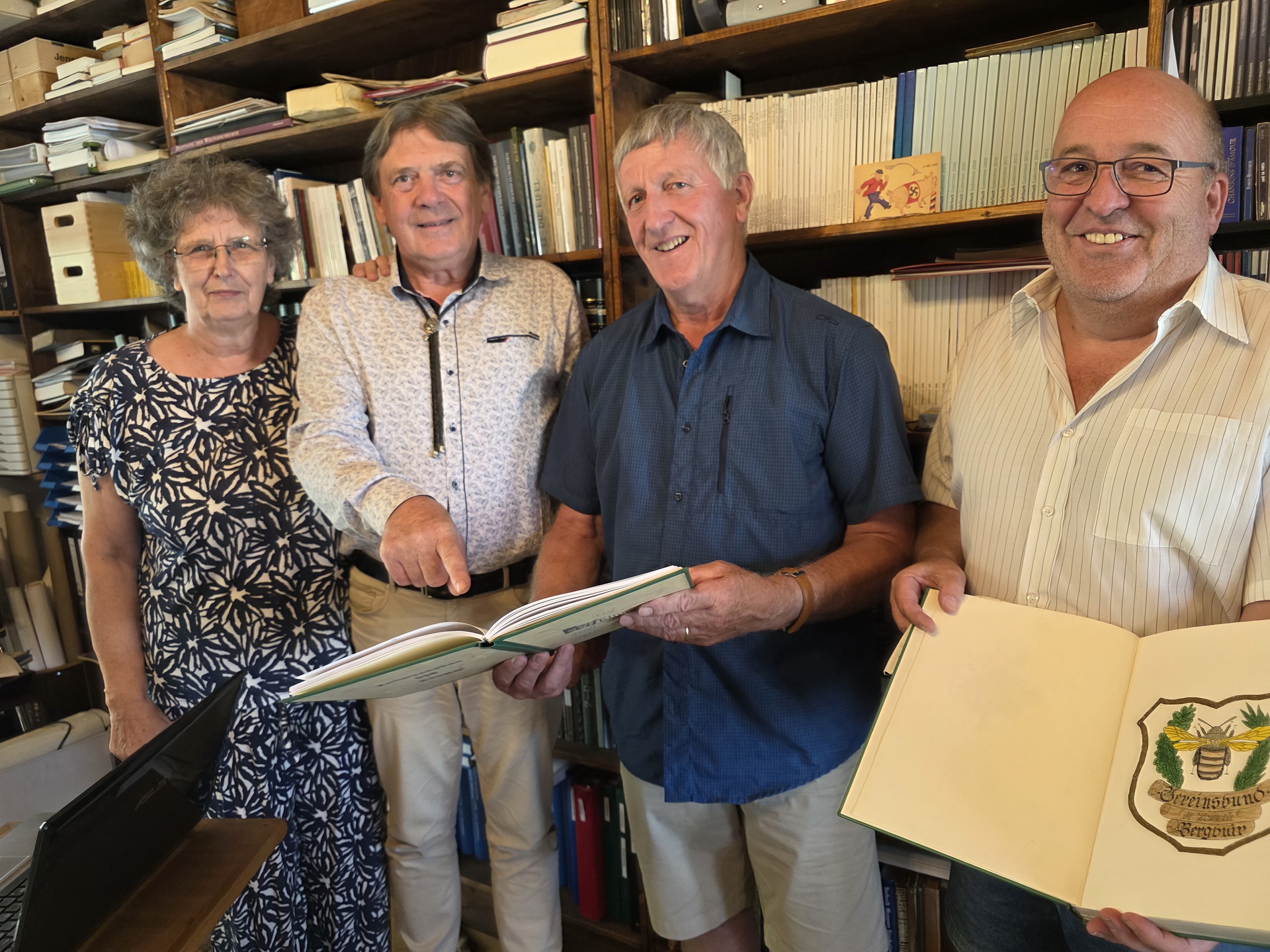 Brigitte und Jacques Pützer, Konrad Beul und Hans-Josef Breuer vom Bergbuirer Vereinsbund „De Hommele“ (v.l.) mit historischen Unterlagen aus dem Nachlass des Bergbuirer Dorfchronisten Wilhelm Schmitz alias „Klöre Tünn“. Zwei handgeschriebene Bände zur Ortsgeschichte und Mundart Bergbuirs kehren nun in den Geburtsort von Schmitz zurück. Foto: Manfred Lang/pp/Agentur ProfiPress