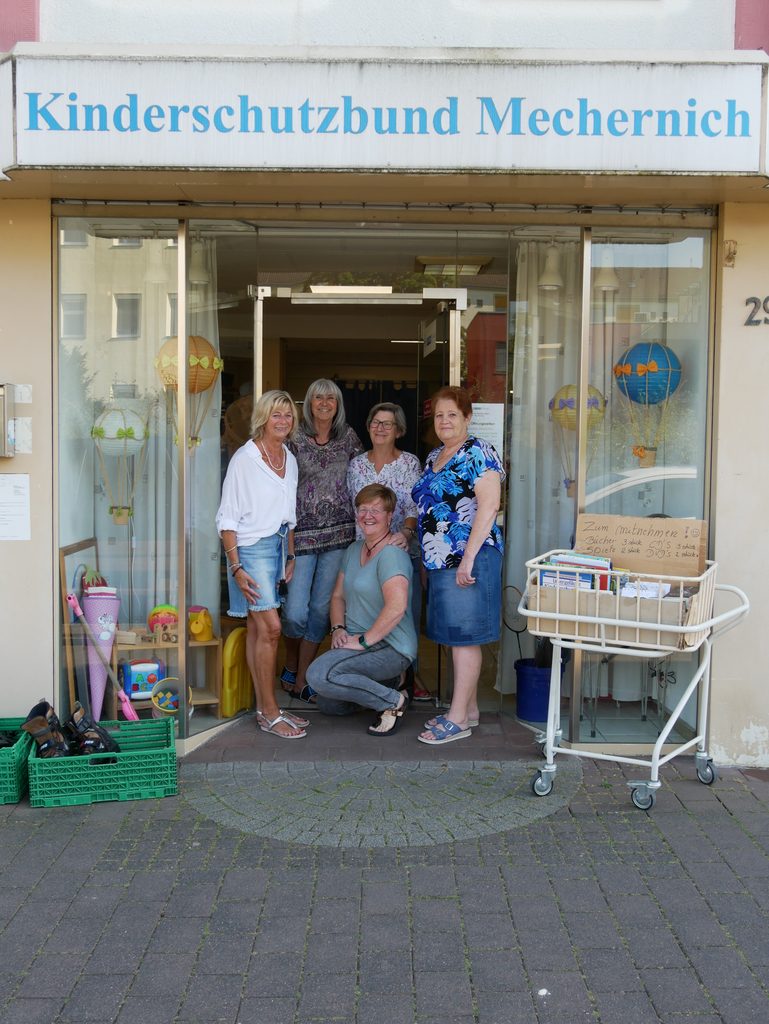 Umzug nach nebenan: Vom alten Standort an der Bahnstraße 29 wechselt der Kleiderladen des Kinderschutzbundes bald in die Bahnstraße 27. Das alte Team verabschiedet sich, ein neues wird dringend gesucht. Foto: Kinderschutzbund/pp/Agentur ProfiPress