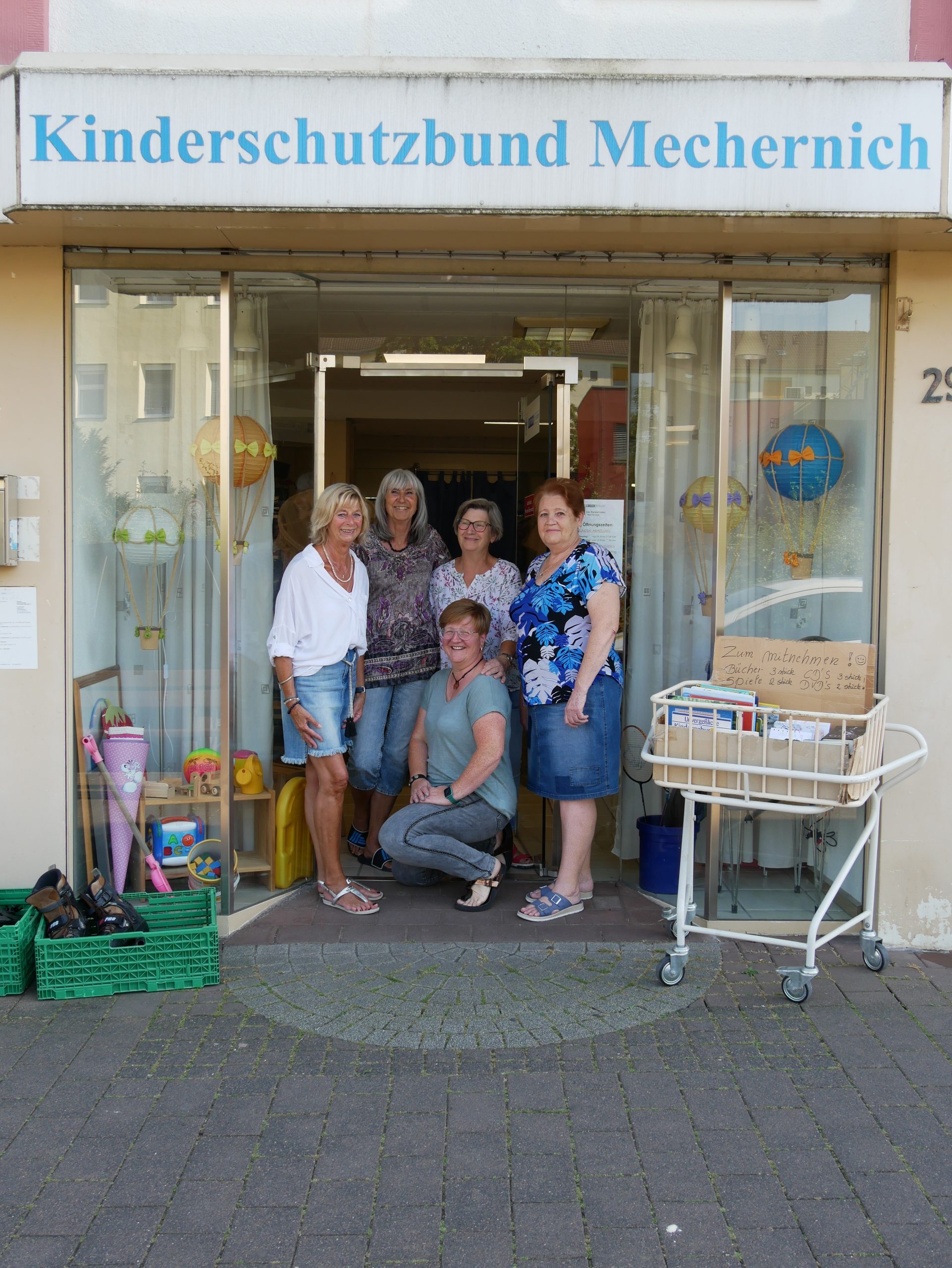 Kleiderladen Kinderschutzbund Mechernich_2 Umzug nach nebenan: Vom alten Standort an der Bahnstraße 29 wechselt der Kleiderladen des Kinderschutzbundes bald in die Bahnstraße 27. Das alte Team verabschiedet sich, ein neues wird dringend gesucht. Foto: Kinderschutzbund/pp/Agentur ProfiPress
