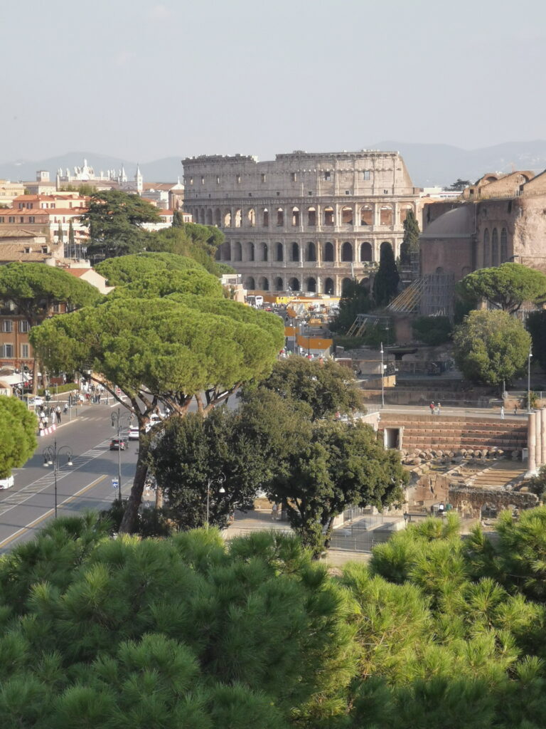 Geschichte auf Schritt und Tritt: Das Kolosseum, das Forum Romanum und viele weitere antike Stätten gehören ebenso zum Programm wie die großen Kirchen der römischen Metropole. Die Pilgerreise verbindet Glauben, Kultur und die Geschichte der Ewigen Stadt. Foto: Privat/pp/Agentur ProfiPress
