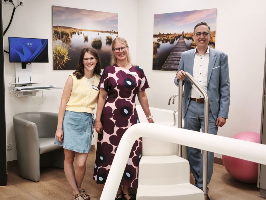 Badewanne, beruhigende Bildmotive und helle Farbtöne: Hebamme Linda Göser, Chefärztin Tatjana Klug und kkhm-Geschäftsführer Martin Milde präsentieren stolz den neuen Kreißsaal. Foto: Kerstin Rottland/pp/Agentur ProfiPress