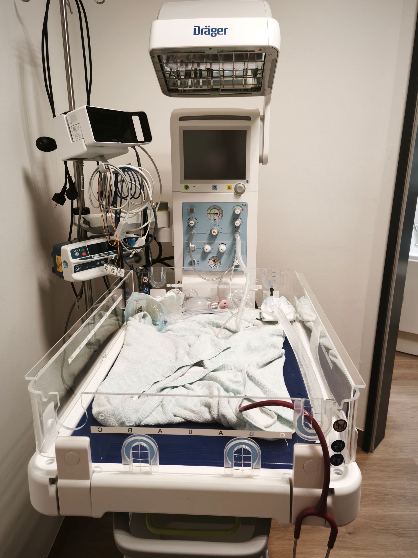 Auch ein sogenanntes „Arztzimmer“ gibt es nun, inklusive technisch vollausgestattetem Kinderbettchen, in dem das Neugeborene bei Komplikationen umgehend beatmet, gewärmt und behandelt werden kann. Foto: Kerstin Rottland/pp/Agentur ProfiPress