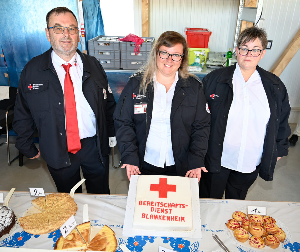 Teil des Kuchenbuffets war auch ein eigens für den Bereitschaftsdienst gestalteter Kuchen… Foto: Henri Grüger/pp/Agentur ProfiPress