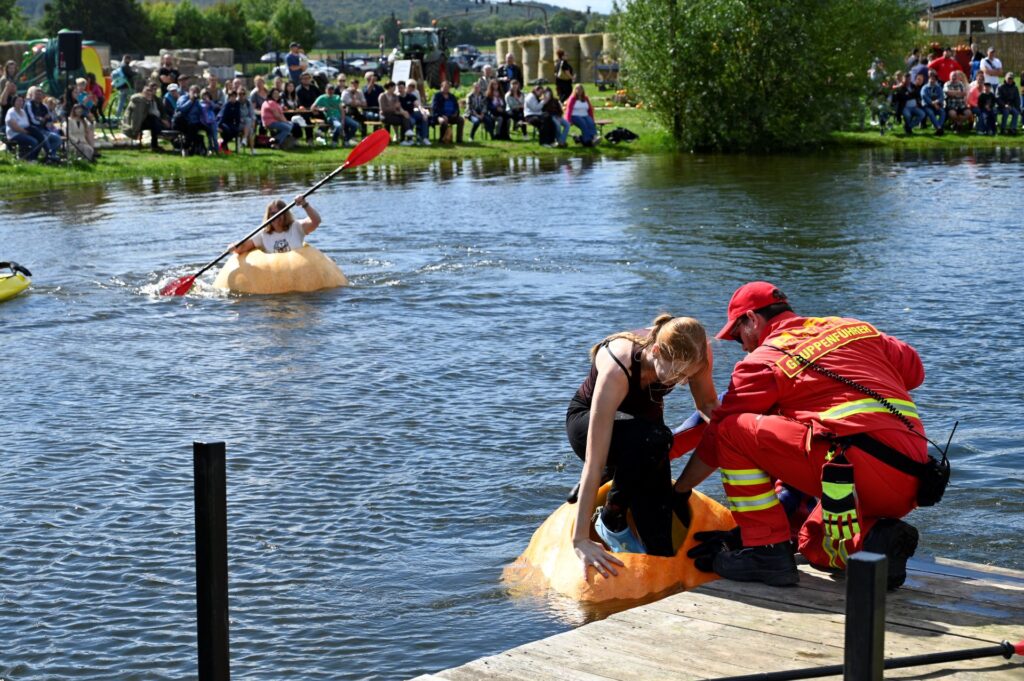 Wie außergewöhnlich das Spektakel auf dem Wasser ist, zeigte sich im vergangenen Jahr wieder: 44 Frauen und Männer stiegen bei der Kürbis-Regatta in vier mehr als 300 Kilogramm schwere Kürbis-Giganten. Foto: Ronald Larmann/pp/Agentur ProfiPress