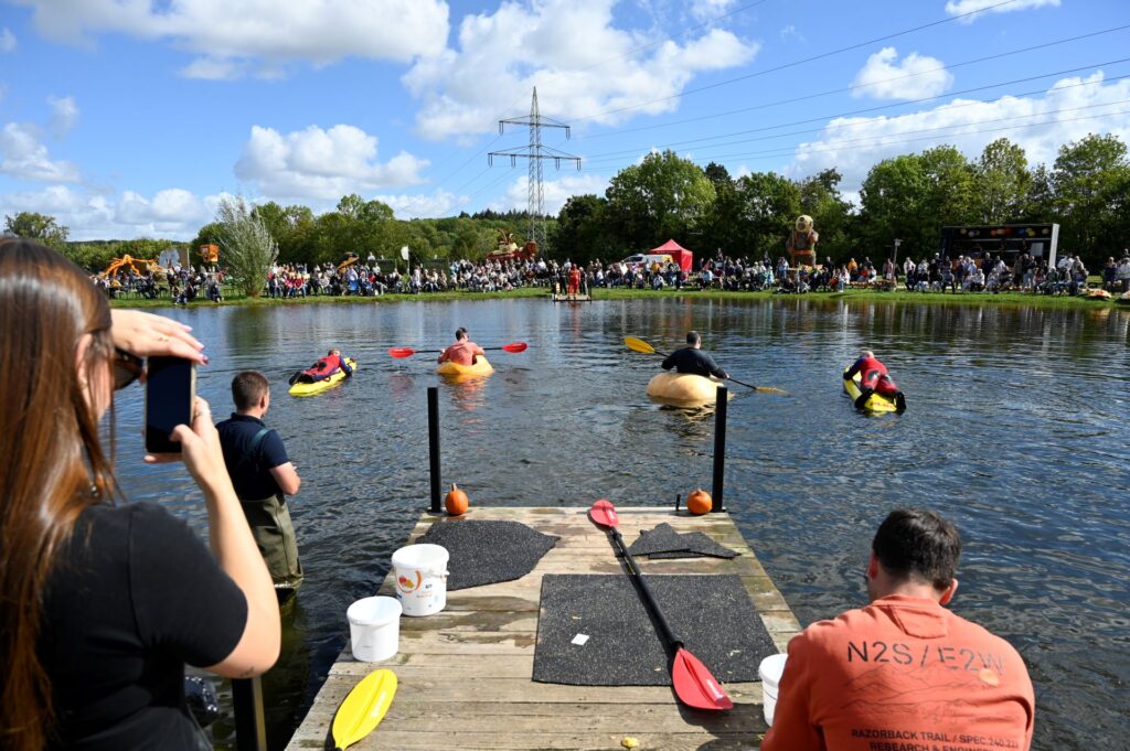 Zum Programm gehört, dass die schwimmenden Schwergewichte kippen und schwanken – und die Steuerleute dadurch öfter mal unfreiwillige  Bauchplatscher hinlegen. Foto: Ronald Larmann/pp/Agentur ProfiPress