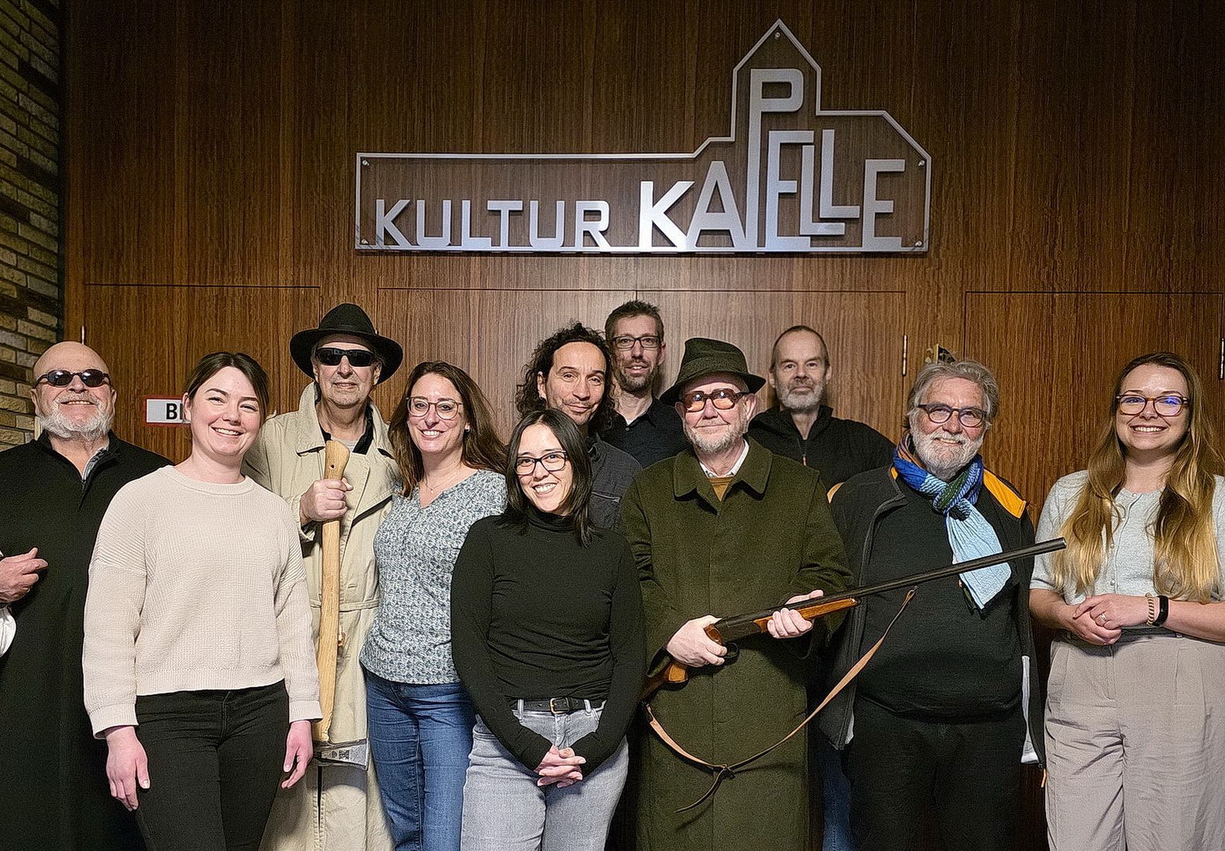 Nicole Wollenweber (m.) und Gerd Becker (3.v.r.) stellten gemeinsam mit weiteren Künstlern und Verantwortlichen das zweite Jahresprogramm „Kunst, Kultur, Vielfalt“ in der Kulturkapelle von „Haus Maria“ in Bad Münstereifel vor. Am Mittwoch, 23. September, gastieren „Frau Wollenweber und ihre Männer“ um 18.30 Uhr im „Haus Maria“, am Mittwoch, 18. November, Manfred „Manni“ Lang (2.v.l.) mit lustigen und anheimelnden Kamingeschichten über den „Eifel-Winter“. Foto: Sabine Roggendorf/pp/Agentur ProfiPress
