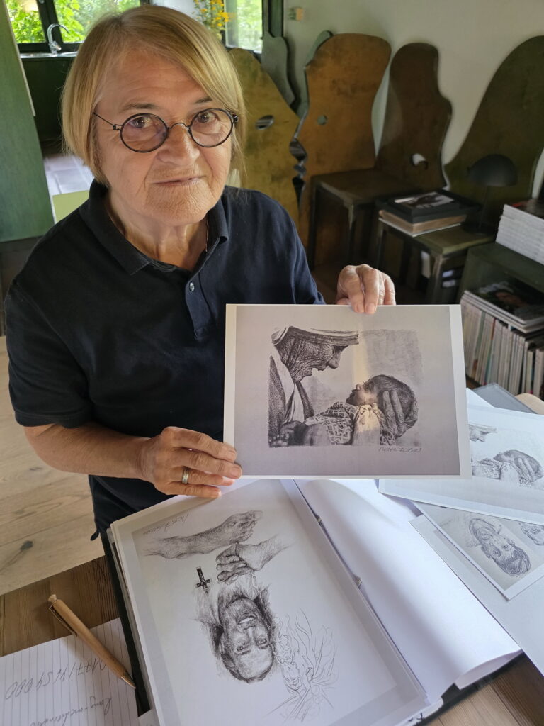 Marti Faber zeigt in ihrem Hovener Atelier Zeichnungen, die aus ihren Begegnungen mit leidenden und sterbenden Menschen entstanden sind – darunter eine Darstellung Mutter Teresas von Kalkutta. Was sie in der Eifel bei Communio in Christo, Marienborn und Lebenshilfe begann, setzte sie später in Häusern Mutter Teresas in Indien fort. Foto: Manfred Lang/pp/Agentur ProfiPress