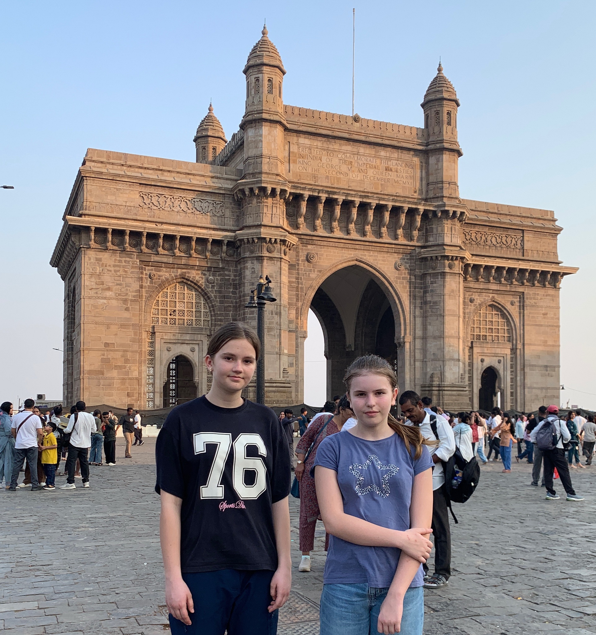 Anja und Julia, zwei Enkeltöchter von Marti Faber, erlebten Mumbai nicht nur als Touristinnen, sondern auch als Schülerinnen der St. Francis School. Ihr Aufenthalt wurde zum Ausgangspunkt für die Idee eines deutsch-indischen Schüleraustauschs. Foto: privat/pp/Agentur ProfiPress
