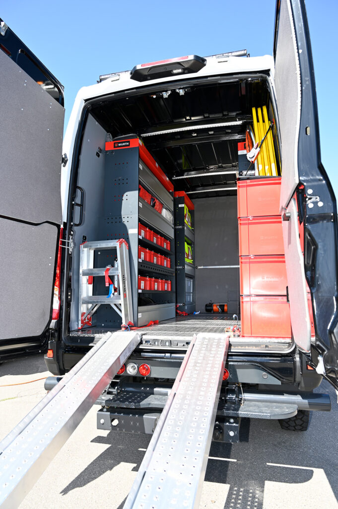 …in den Gerätewagen Rettungsdienst… Foto: Henri Grüger/pp/Agentur ProfiPress