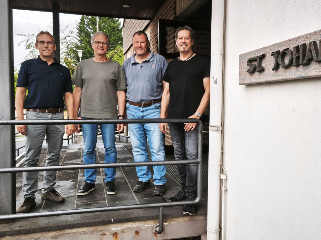 Vier Männer, sieben Bands und eine Idee: Die Freunde Heinz Berger, Rolf Becker, Lothar Lubitz und Rainer Peters gründeten „Mechernich.live“. Ab Oktober werden sie im Johanneshaus einmal pro Monat ein authentisches Clubkonzert auf die Beine stellen. Foto: Kerstin Rottland/pp/Agentur ProfiPress