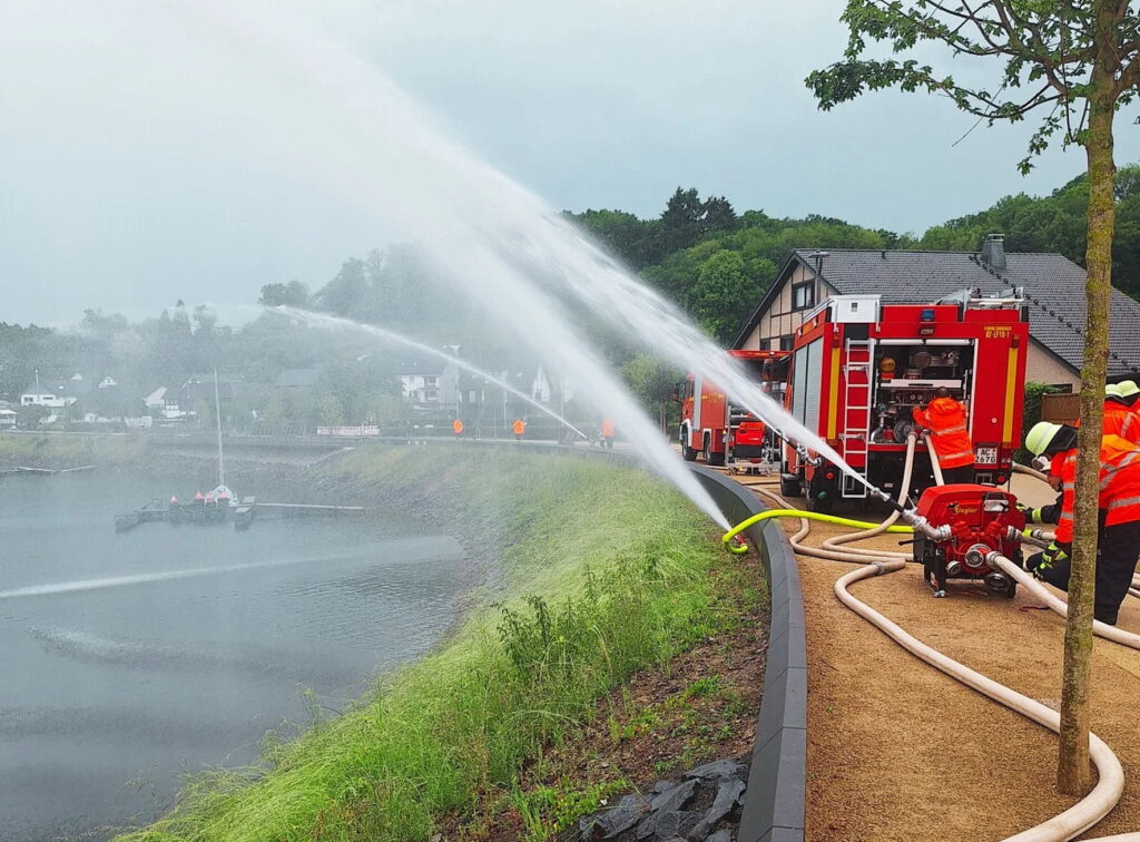 Mit leistungsstarken Pumpen und einer mehrere hundert Meter langen Schlauchleitung übten die Feuerwehren aus Mechernich, Euskirchen und Simmerath die Förderung großer Wassermengen an der Rurtalsperre. Zeitweise wurden bis zu 6000 Liter Wasser pro Minute transportiert. Foto: Dominik Obliers/Feuerwehr/pp/Agentur ProfiPress