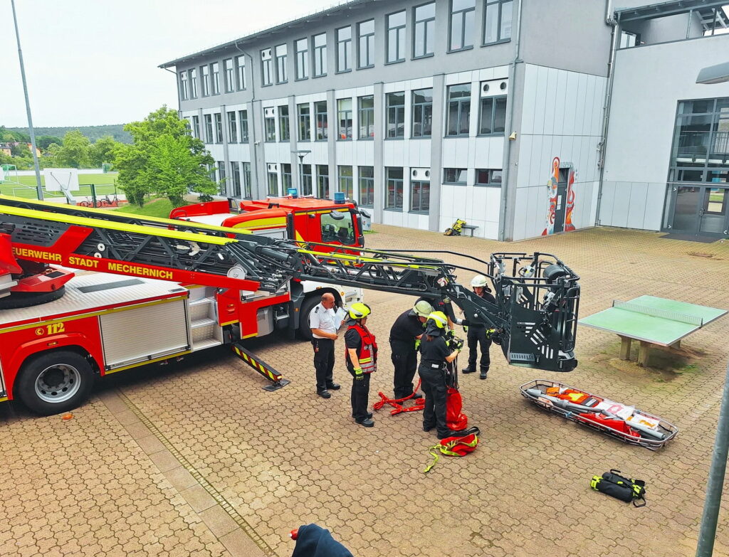 Bei Menschenrettung und Brandbekämpfung in größerer Höhe ist die Drehleiter ein unverzichtbares Einsatzmittel. Ihre sichere Bedienung verlangt umfangreiche Kenntnisse und viel praktische Übung. Foto: Dominik Obliers/FF/pp/Agentur ProfiPress