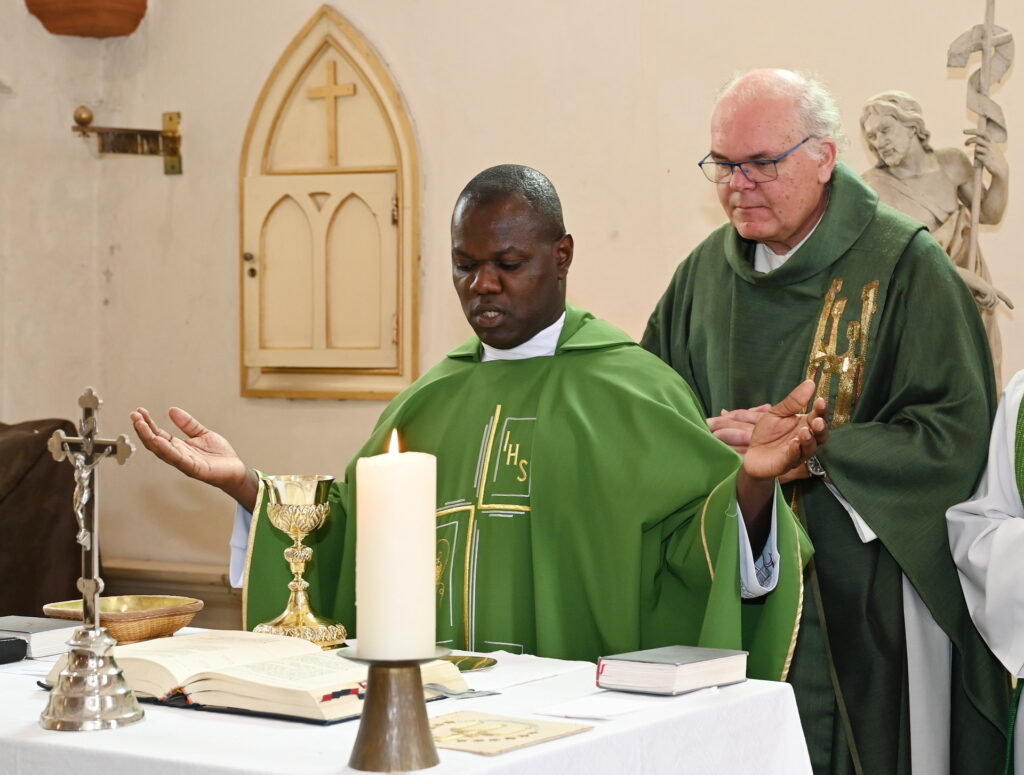 Noch einmal gemeinsam am Altar: Pfarrer Patrick Mwanguhya zelebrierte den Sonntagsgottesdienst in der Alten Kirche gemeinsam mit dem Leitenden Pfarrer Erik Pühringer. Der würdigte zum Abschied besonders Patricks humorvolle, menschenfreundliche und unkomplizierte Art. Foto: Sabine Roggendorf/pp/Agentur ProfiPress