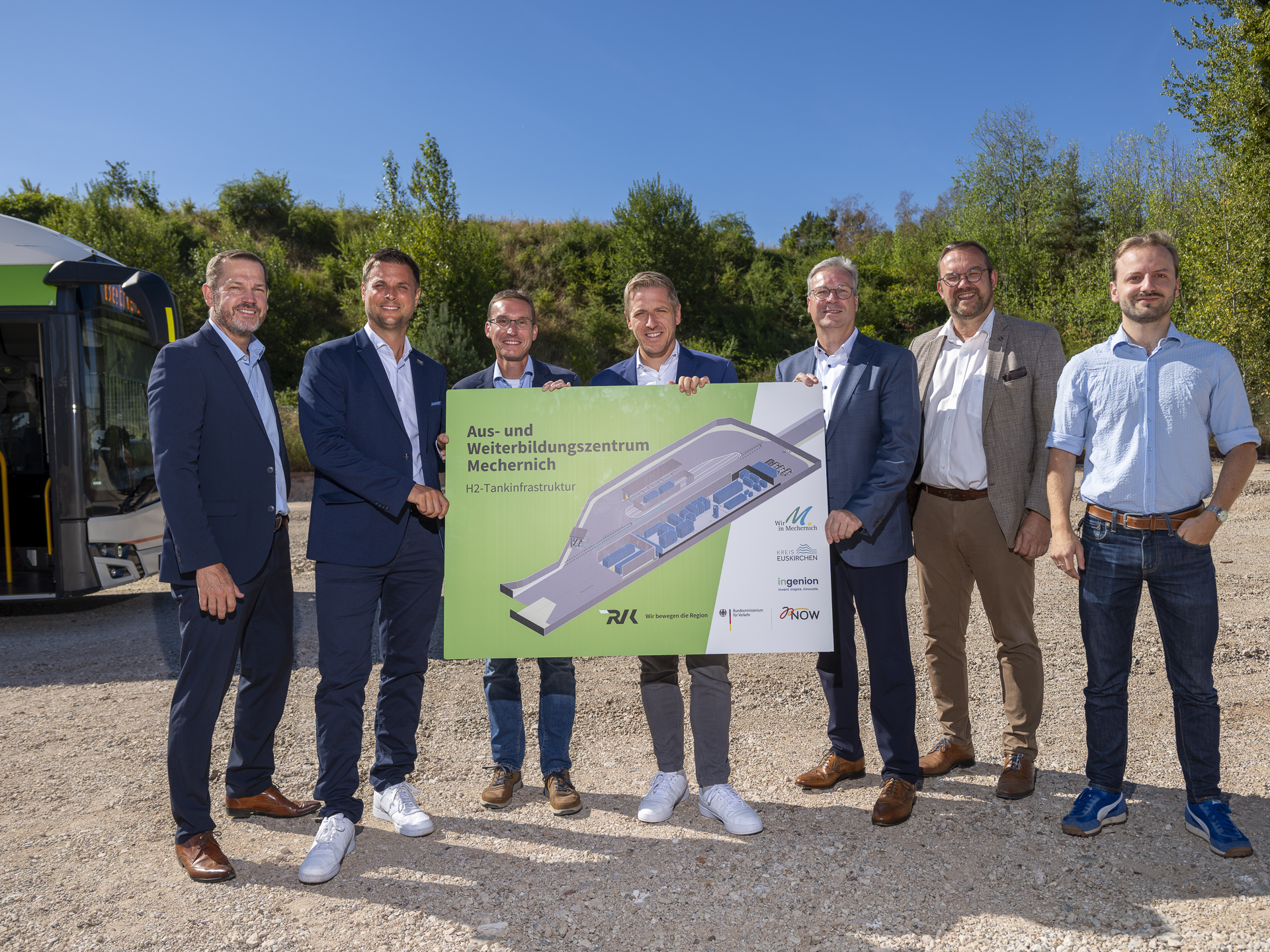 Auf der Visualisierung ist zu sehen, wie die Tankstelle einmal aussehen soll. Das wesentlich größere AWM-Projekt mit Akademie, Fahrtrainingsfläche und Kompetenzzentrum soll dahinter entstehen. Foto Ronald Larmann/pp/Agentur ProfiPress
