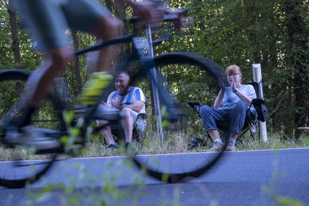 Motivation aus dem Tal: Bewohnerinnen und Bewohner des Wohn- und Betreuungsverbunds Haus Sonne, darunter die Beiratsvorsitzende, feuerten die vorbeifahrenden Radsportler bei jeder neuen Runde kräftig an. Foto: Ronald Larmann/pp/Agentur ProfiPress