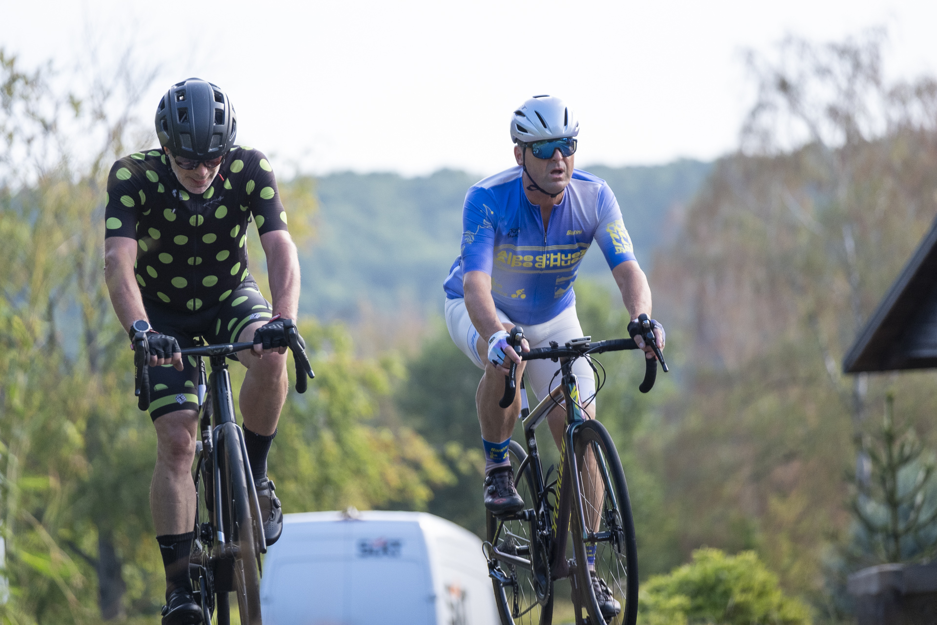 Gemeinsam den nächsten Anstieg im Blick: Klaus Burggraf (r.), der gerade erst in Alpe-d’Huez war und Frank Decker auf dem Weg hinauf nach Rodert. Foto: Ronald Larmann/pp/Agentur ProfiPress