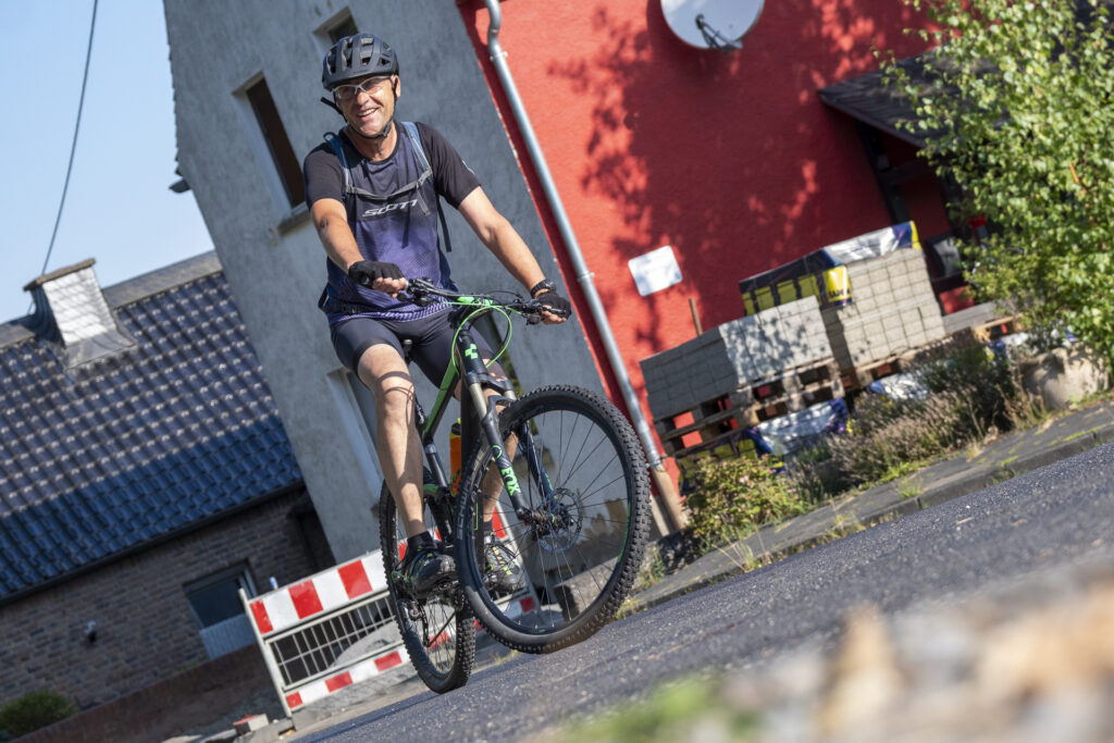 Für ihn war die Benefizaktion zugleich ein gutes Training für seine bevorstehende Alpentour: Ralf Gehlen nahm die Steigung mit dem Mountainbike in Angriff. Foto: Ronald Larmann/pp/Agentur ProfiPress