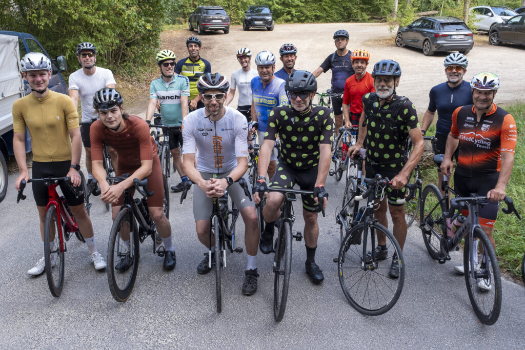 Gemeinsam für den guten Zweck: 21 Radfahrerinnen und Radfahrer beteiligten sich an der zweiten Benefiz-Radaktion von Haus Sonne und dem SV 47 Mutscheid. Foto: Ronald Larmann/pp/Agentur ProfiPress