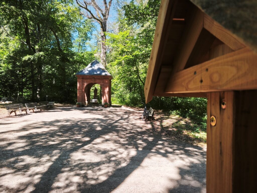 Römerweg und Eifelschleife: Dass Familien beim Wandern oder Radeln auf seine farbigen Schautafeln aufmerksam werden, wünscht sich der Waldbesitzer. Foto: Kerstin Rottland/pp/Agentur ProfiPress