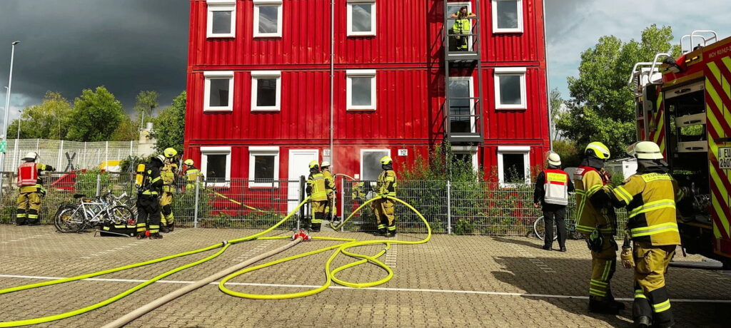 Wie im Ernstfall: Beim angenommenen Gebäudebrand am Institut der Feuerwehr NRW in Düren-Stockheim mussten die Einsatzkräfte des Löschzuges 4 Löschangriff, Menschenrettung, Kommunikation und Führung aufeinander abstimmen. Gerade solche komplexen Übungslagen zeigen, wie wichtig eingespielte Abläufe über die Grenzen einzelner Löschgruppen hinweg sind. Foto: Alexander Kloster/FF/pp/Agentur ProfiPress
