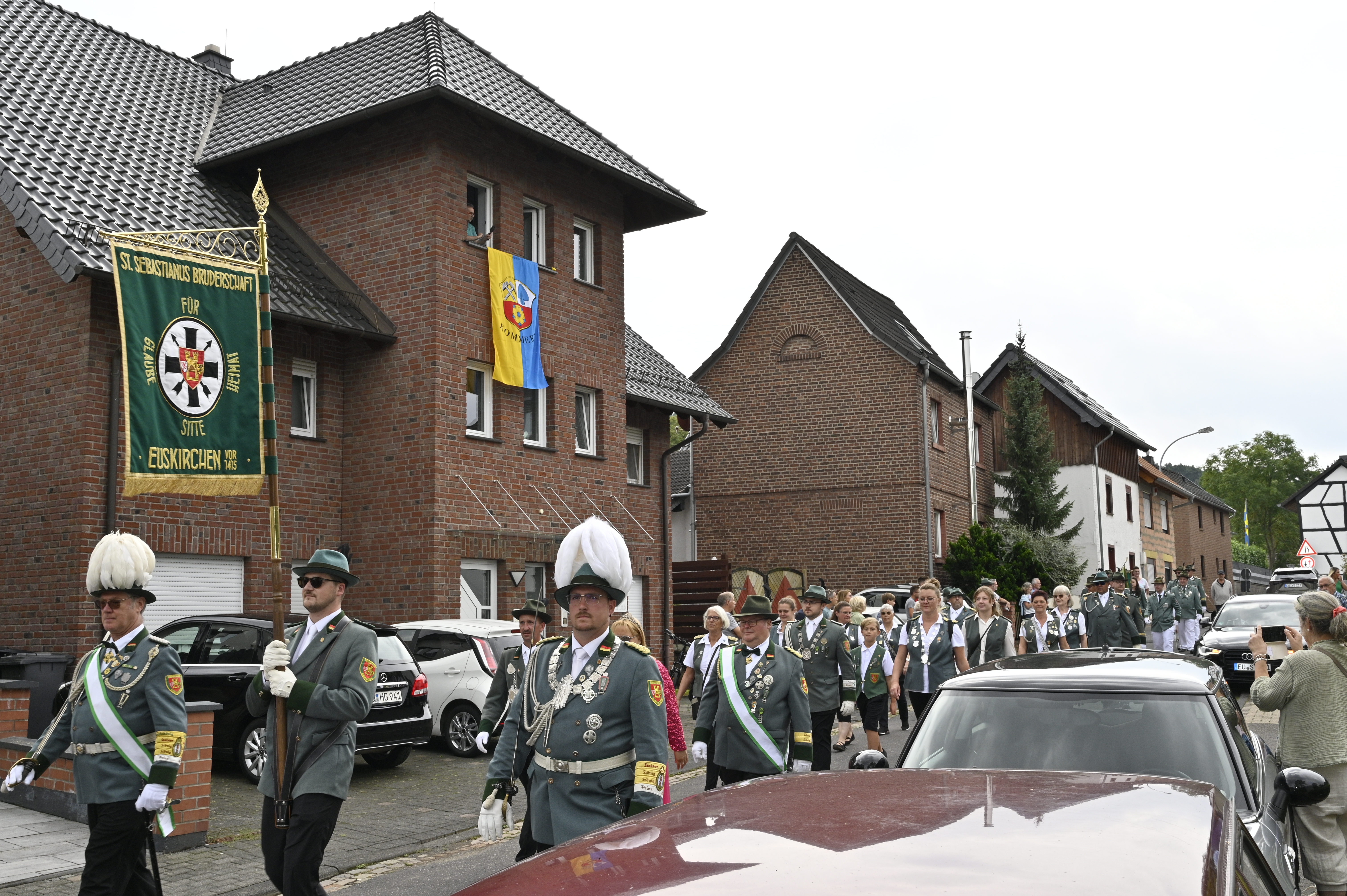 Die Bruderschaft bittet die Kommernerinnen und Kommerner, den Ort mit Fahnen in den Farben Grün-Weiß zu schmücken. Wer noch eine Kommerner Fahne benötigt, kann sich an Ortsbürgermeister Rolf Jaeck wenden. Foto: Privat/pp/Agentur ProfiPress