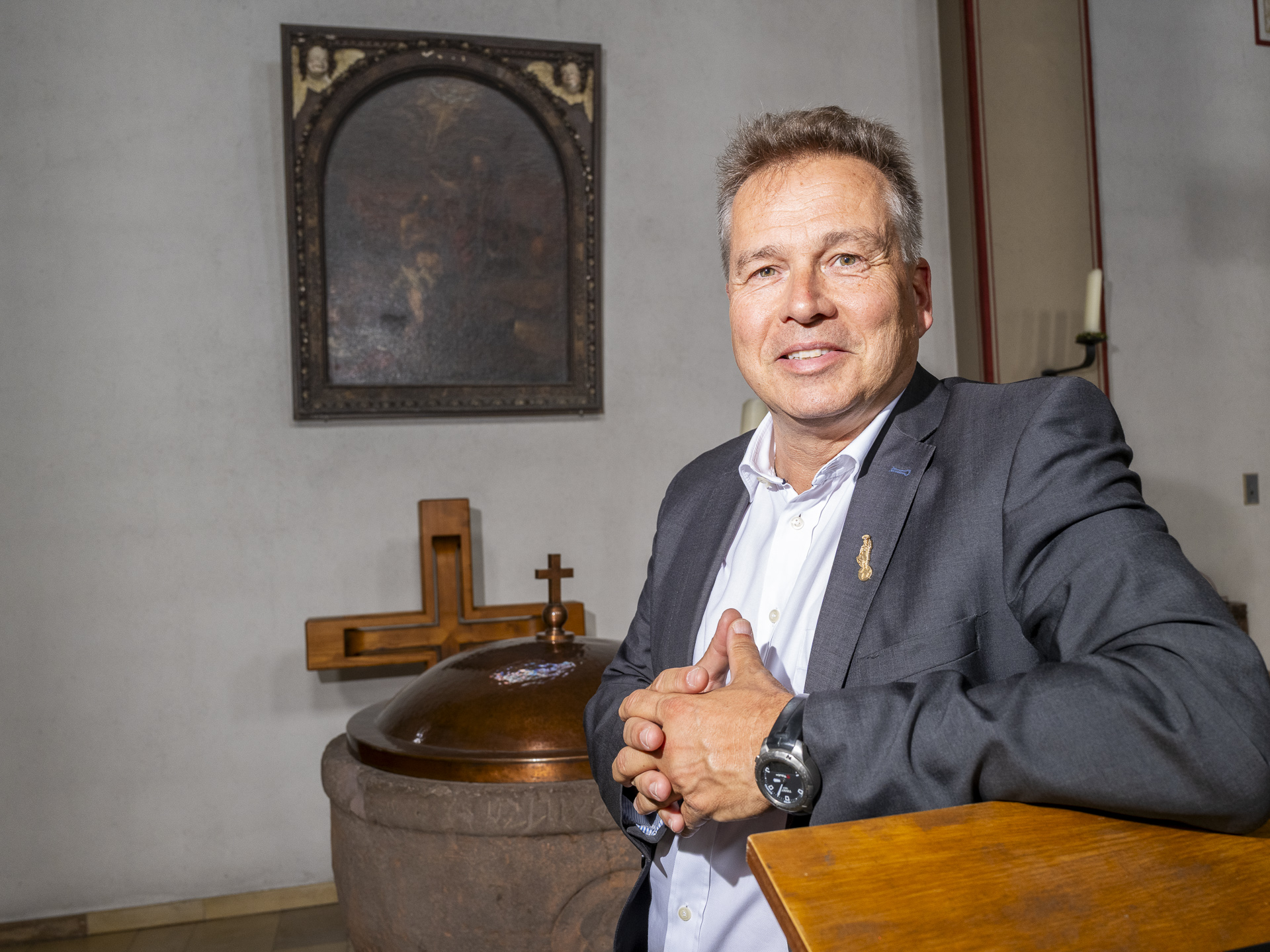 Das Johannes-Gemälde in der Mechernicher Pfarrkirche fasziniert Dr. Peter Schweikert-Wehner. Der unter dem Pseudonym „Tryptychon“ publizierende Kirchenkunstexperte sammelt bereits Geld, um das Kunstwerk restaurieren zu lassen und ihm mögliche Geheimnisse zu entlocken. Pfarrer Erik Pühringer ist mit diesem Vorhaben einverstanden und will sich für ein „Go“ des Kirchenvorstandes einsetzen. Foto: Ronald Larmann/pp/Agentur ProfiPress