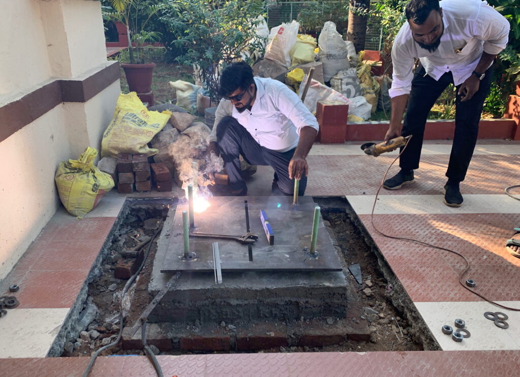 Der Engel wurde in Indien nicht computergesteuert per Laser ausgeschnitten, sondern in zwei Teilen von Hand gefertigt, aufgerichtet und verschweißt. Auch das Fundament mit Moniereisen wurde vor Ort eigens gegossen. Die Künstlerin selbst sorgte für Beleuchtung und Bepflanzung. Foto: privat/pp/Agentur ProfiPress