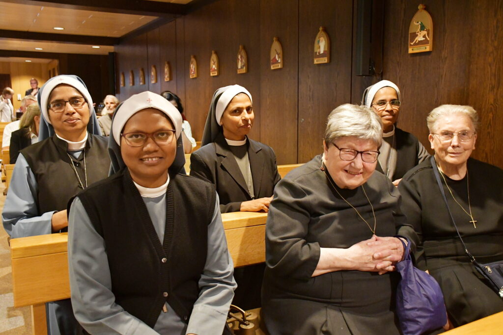 Schwestern im Gottesdienst (v.l.) zum 49. Jahrestag der ersten Gründung Mutter Marie Thereses: Lia Thom, Nimisha, Christy, Helene, Little Flower und Maria. Foto: Sabine Roggendorf/pp/Agentur ProfiPress
