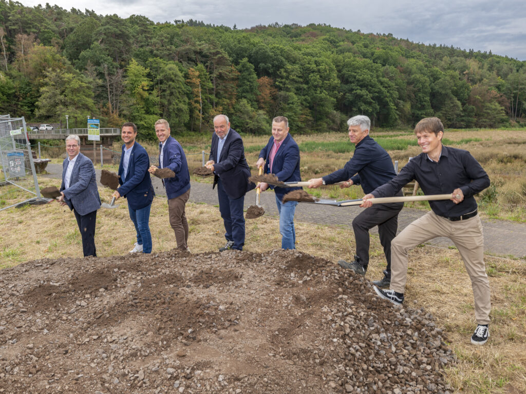 Mit vereinten Kräften für mehr Hochwasserschutz in Kommern: Beim offiziellen Spatenstich für den Umbau des Mühlensees zum Hochwasserrückhaltebecken griffen (v.l.) Achim Blindert, Michael Fingel, Markus Ramers, Prof. Heinrich Schäfer, Mario Dittmann, Dr.-Ing. Dietmar Jansen und Dr. Daniel Bittner zur Schaufel. Foto: Ronald Larmann/pp/Agentur ProfiPress