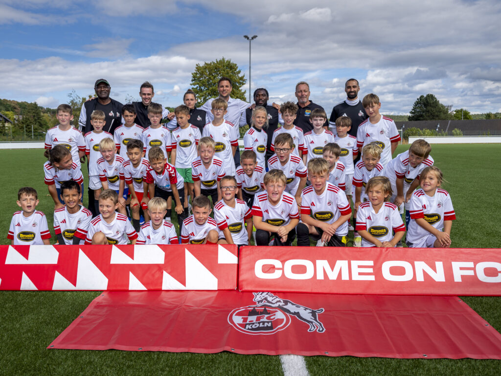 Come on FC: Zum Abschlussfoto mit Bürgermeister Michael Fingel (hinten M.), Stadtsportbund-Geschäftsführer Stefan John (hinten 2.v.r.) und den Trainern wurde der Domstadt-Club nochmal lautstark bejubelt. Foto: Ronald Larmann/pp/Agentur ProfiPress 