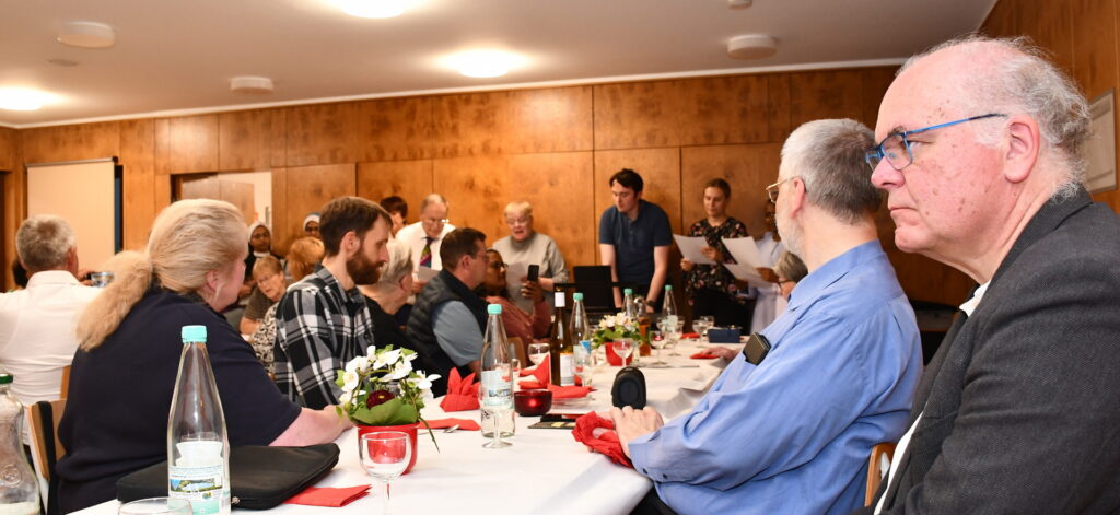 Auch Erik Pühringer, Leitender Pfarrer des Pastoralen Raumes St. Barbara Mechernich, nahm an der Verabschiedung teil. Father Patrick hatte in den vergangenen Jahren gelegentlich in den Gemeinden des Pastoralen Raumes ausgeholfen. Foto: Sabine Roggendorf/pp/Agentur ProfiPress
