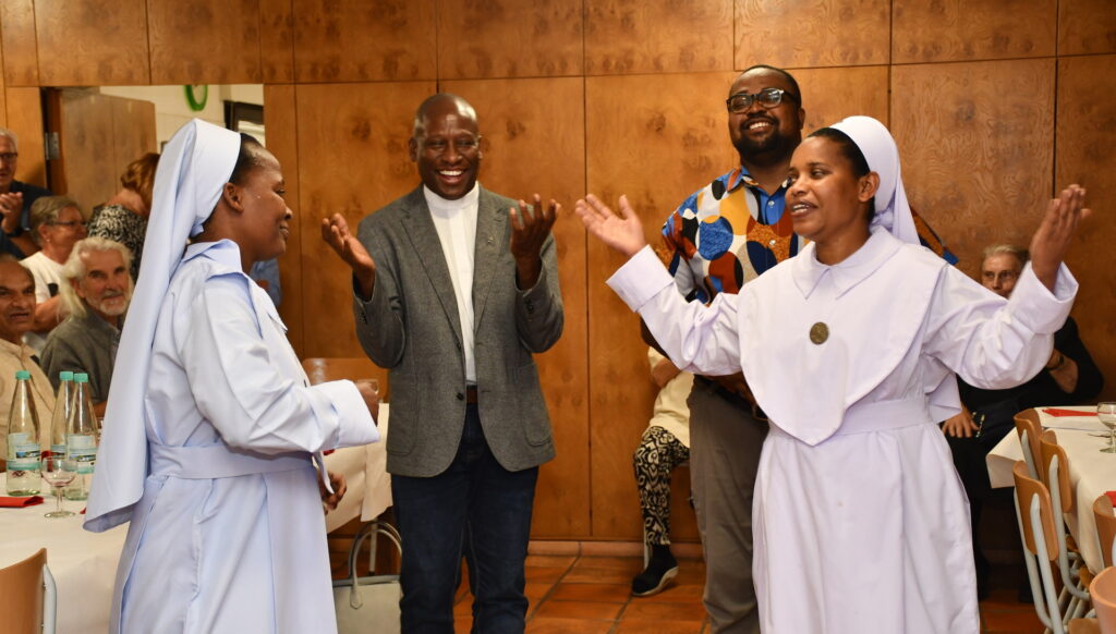 Mit einem afrikanischen Tanz setzten Schwestern und Gäste einen farbenfrohen, lebendigen Akzent bei der Verabschiedung von Father Patrick. Foto: Sabine Roggendorf/pp/Agentur ProfiPress