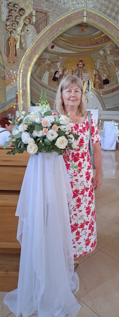 Teresa Świeca, Vorsitzende der Communio in Christo in Mechernichs polnischer Partnerstadt Skarszewy, brachte ein Blumengebinde zum Altar. Die jährliche Wallfahrt bot den Teilnehmerinnen und Teilnehmern Gelegenheit, den Alltag hinter sich zu lassen und sich ganz dem Gebet und der geistlichen Gemeinschaft zu widmen. Foto: Communio Skarszewy/pp/Agentur ProfiPress