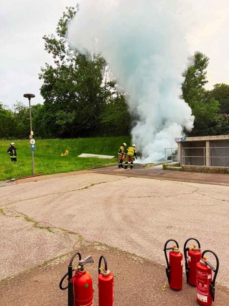 Unter realistischen Bedingungen trainierten die Feuerwehrangehörigen das Löschen eines simulierten Gasbrandes. Die Übungsanlage vermittelte einen eindrucksvollen Eindruck von Hitzeentwicklung und Rauchentwicklung. Foto: Benjamin Wiesen/LG Weiler/pp/Agentur ProfiPress