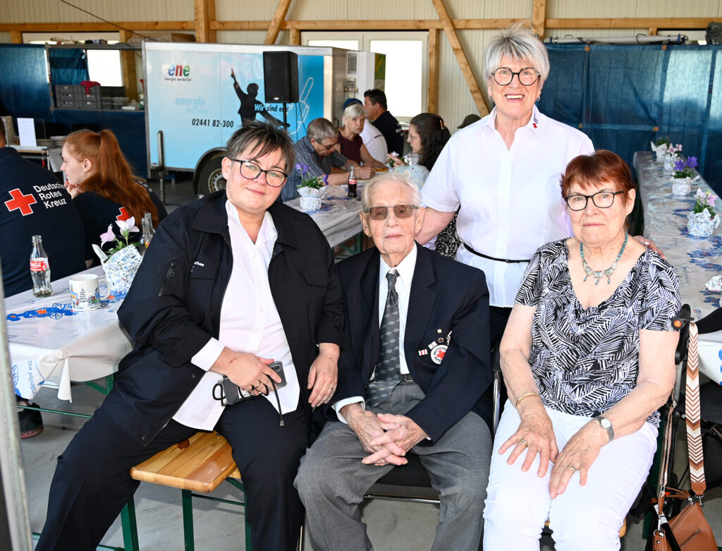 Die DRK-Urgesteine (vorne, v. r.) Helga Breuer (ehemalige Leiterin Blutspende) und Peter Müller (ehemaliger Ortsgruppen-Vorsitzender) mit der Ortsgruppen-Vorsitzenden Manuela Schildhauer und der Blutspende-Beauftragten Edeltraud Engelen. Foto: Henri Grüger/pp/Agentur ProfiPress