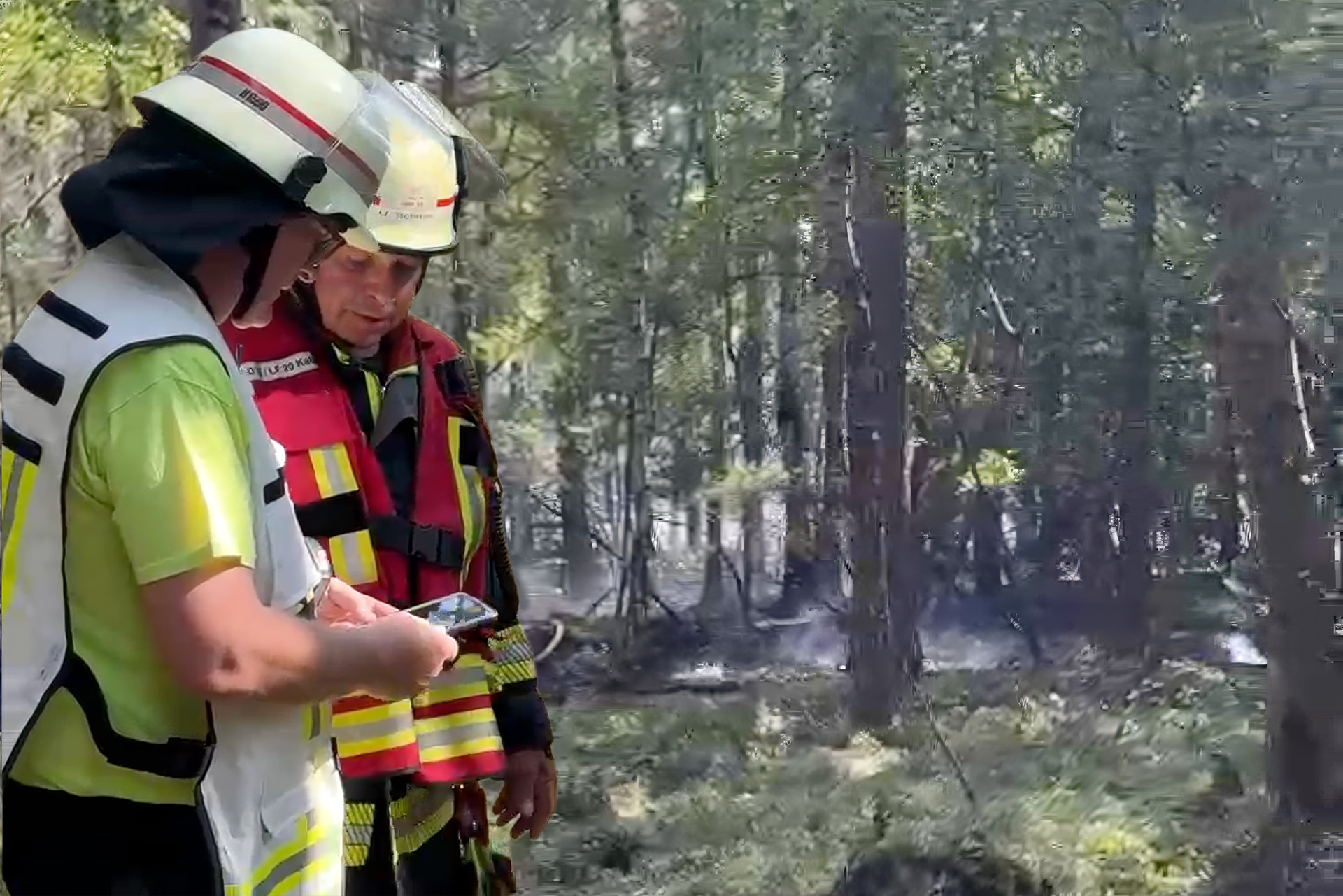 Besprechung am Rande des betroffenen Waldstücks: Zahlreiche Feuerwehrleute waren am Montagmorgen bei einem Waldbrand in einem schwer zugänglichen Bereich des Nationalparks Eifel nahe Voißel im Einsatz. Collage/Screenshots: Ronald Larmann/pp/Agentur ProfiPress