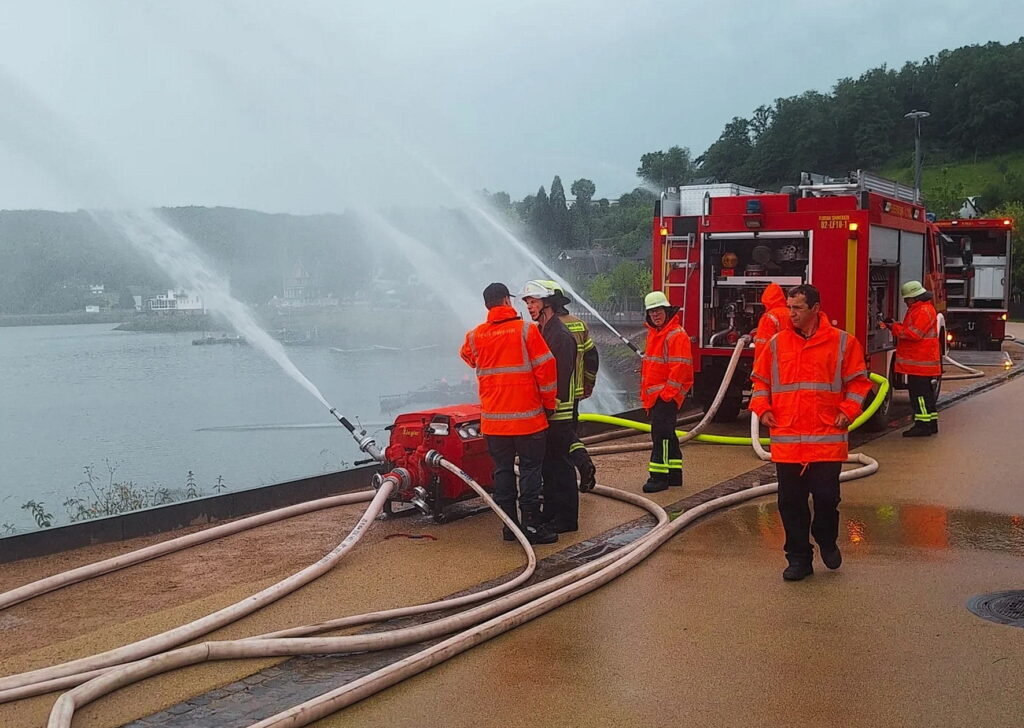 Die materialintensive Übung an der Rurtalsperre diente dem Training einer leistungsfähigen Wasserversorgung über große Entfernungen – eine wichtige Voraussetzung für die Bekämpfung ausgedehnter Waldbrände und Vegetationsfeuer in Eifel und Börde. Foto: Dominik Obliers/Feuerwehr/pp/Agentur ProfiPress
