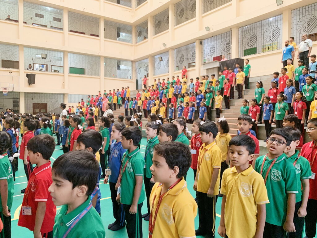 Die St. Francis School auf dem Mount Poinsur in Mumbai/Borivali gehört zum Umfeld der Missionsfranziskaner. Dort besuchten Marti Fabers Enkeltöchter Anja und Julia fünf Wochen lang den Unterricht – ein kleiner Probelauf für das Austauschprogramm „Durch Bildung zu Weltbürgern“. Foto: privat/pp/Agentur ProfiPress