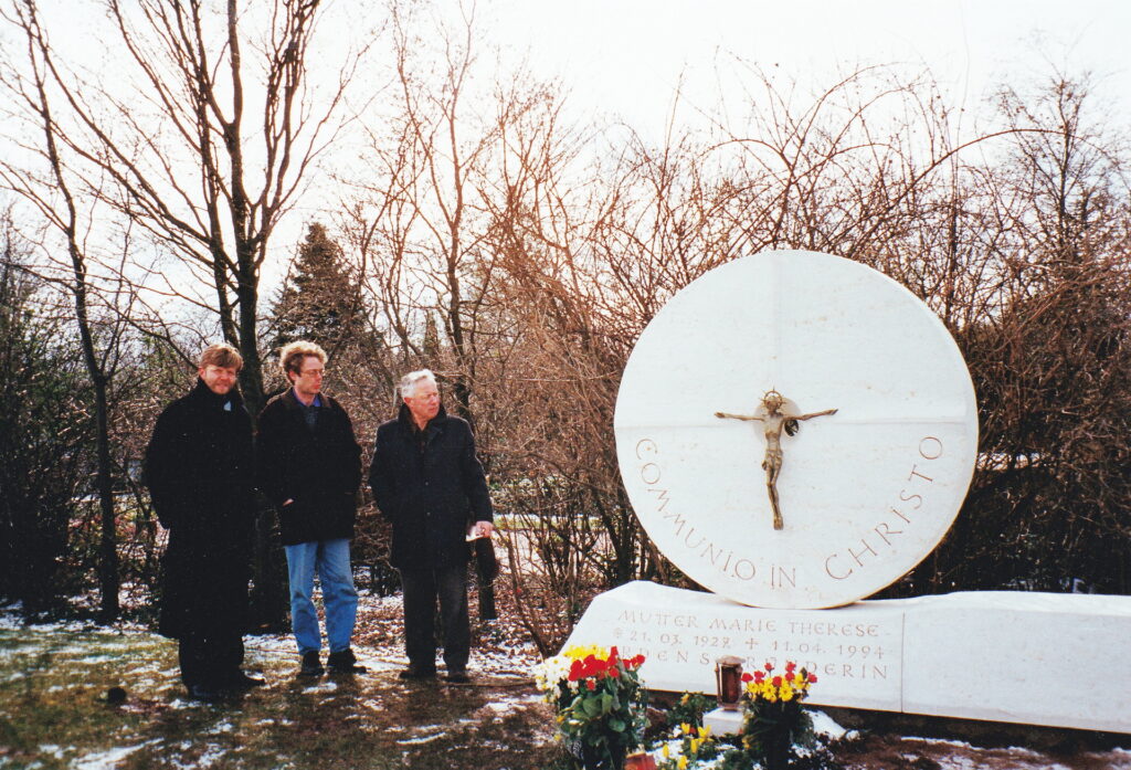 Der Künstler Hans Wurmer (r.) und Dr. Wolfgang Stracke vom Kölner Paramentehaus Wefers im März 1995 am Grabmal der ein Jahr zuvor verstorbenen Communio-Gründerin Mutter Marie Therese. Stein und Bronzekorpus hatte Wurmer geschaffen. Foto: Edo Dijkstra/Communio in Christo/pp/Agentur ProfiPress