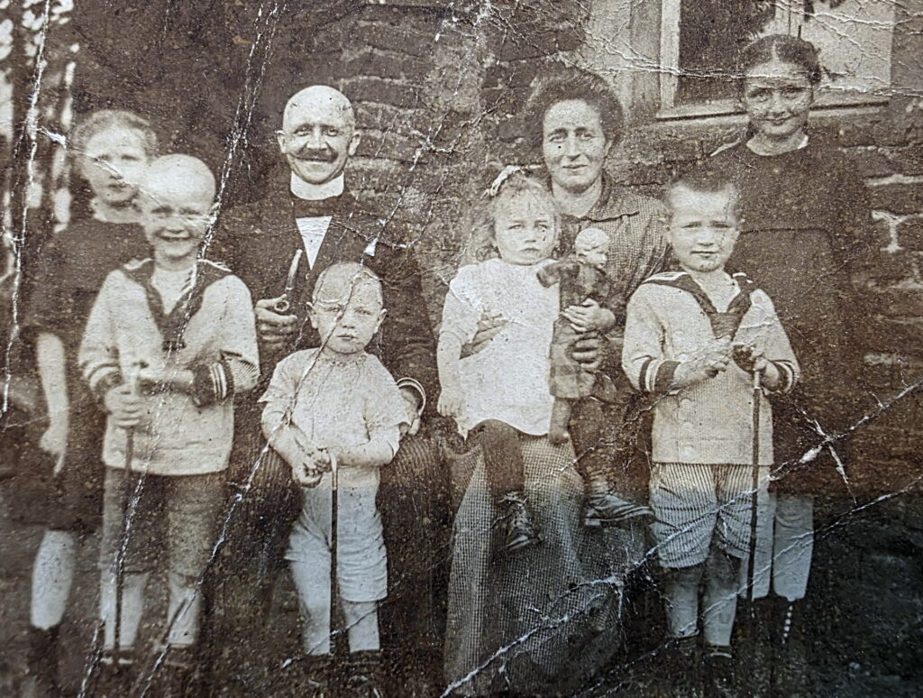 Historisches Familienbild der Familie Jannes in Strempt: Rechts außen ist Christine Jannes zu sehen, die spätere Hebamme. Diesen Beruf übte auch bereits ihre Mutter Gertrud, geborene Schink aus. Sie starb bei der Geburt ihres jüngsten Sohnes Willi. Abgebildet sind (v.l.) Gertrud, Bertram, Josef (gefallen), Vater Matthias, Maria, Mutter Gertrud, Heinrich und Christine Jannes. „Jannesse Christien“ wie sie in Mechernich und Umgebung genannt wurde. Repro: privat/pp/Agentur ProfiPress