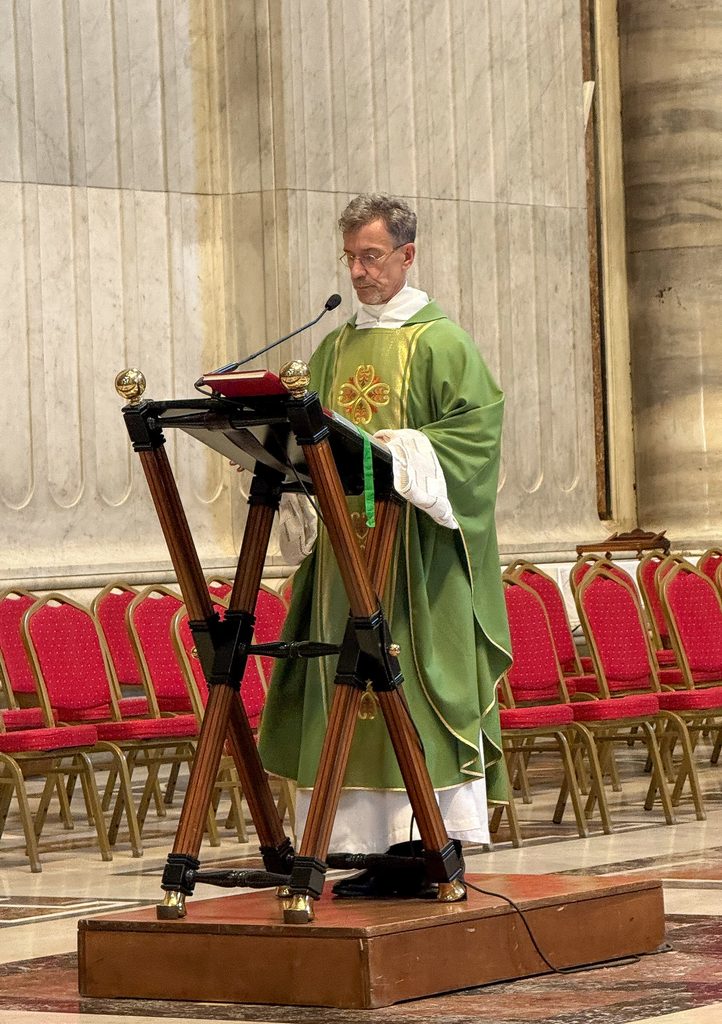 Am Ambo des Petersdoms: Für Ludwig Kröger ist der Dienst in Rom eine späte und überraschende Berufung – und nach eigenem Bekunden eine pastorale Erfüllung. Foto: © KNA/Sabine Kleyboldt