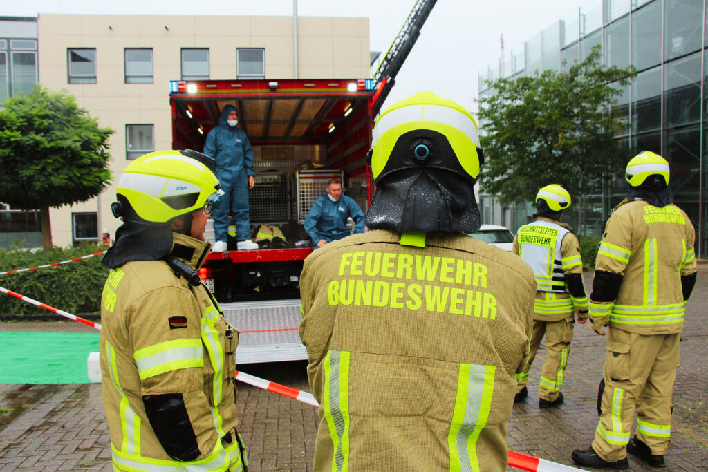 Da eine Kontamination der Einsatzkräfte im Übungsszenario nicht ausgeschlossen werden konnte, bereitete die Bundeswehrfeuerwehr parallel zum Einsatz eine Dekontaminationsstelle vor. Foto: David Langstein/Feuerwehr Mechernich/pp/Agentur ProfiPress