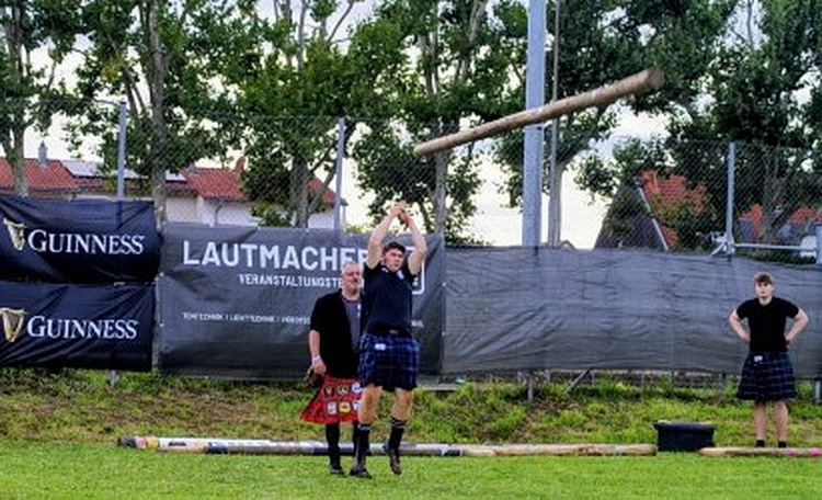 Starker Highlander aus Hostel: Louis Hochgürtel bei den Deutschen Jugendmeisterschaften in Ludwigsburg-Oßweil beim Baumstammdrehen („Tossing the Caber“). Der damals 15-Jährige gewann 2025 die Deutsche Meisterschaft der Jugend M16 – und lädt jetzt mit den „Hunting Tartans“ zum Schnuppertraining in seinem Heimatort ein. Foto: Ingo Hochgürtel/pp/Agentur ProfiPress